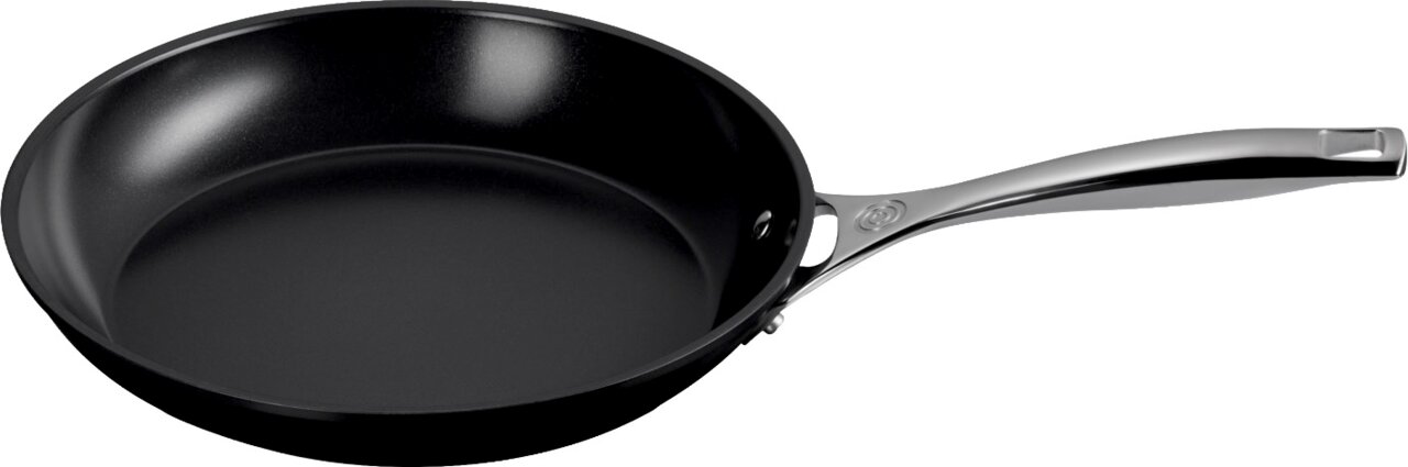 Schwarze beschichtete Bratpfanne mit langem Edelstahlgriff, seitliche Ansicht leicht von oben vor weißem Hintergrund