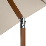 Detailfoto vanuit zijaanzicht: houten paal met verchroomd scharnier en beige parasoldoek