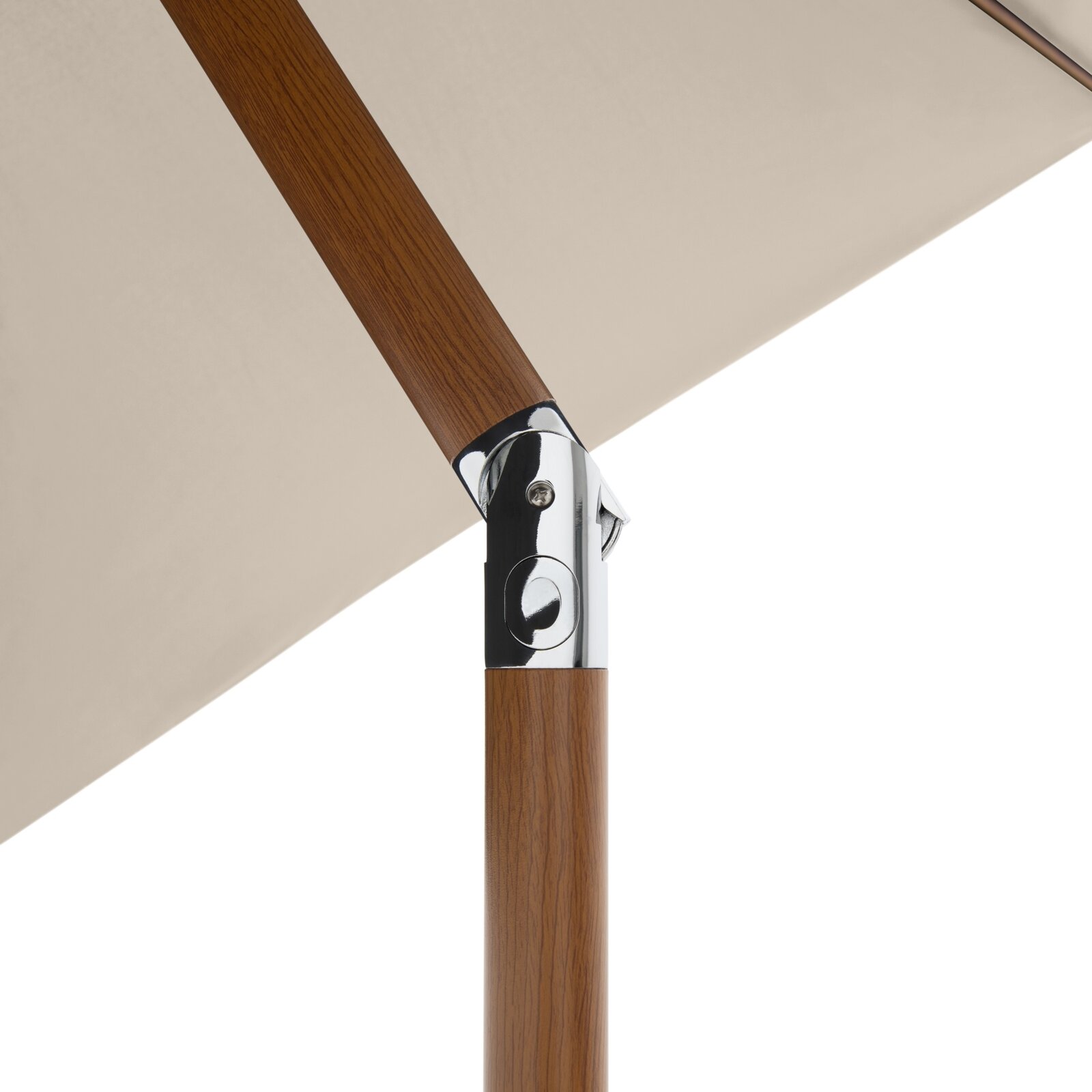 Detailfoto vanuit zijaanzicht: houten paal met verchroomd scharnier en beige parasoldoek