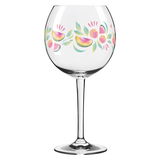 Cocktailglas mit buntem, floralem Design, seitliche Perspektive