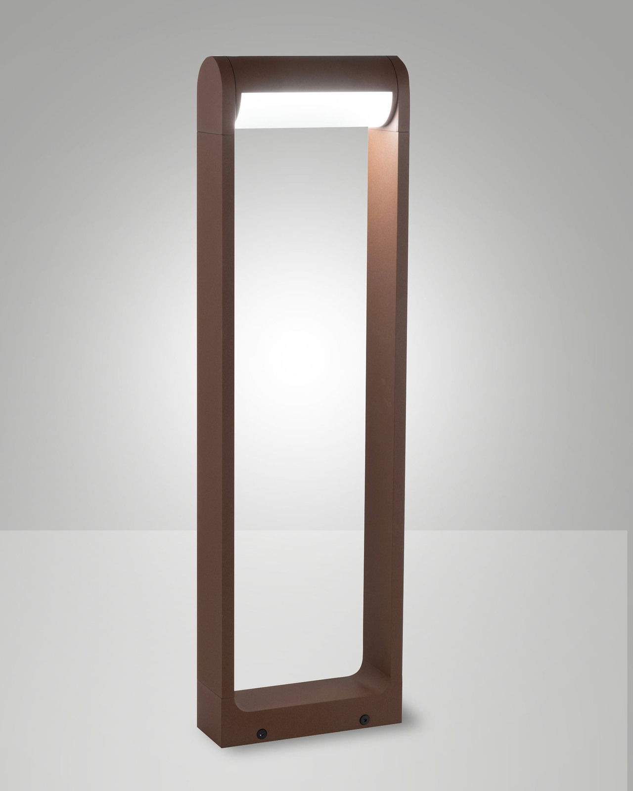 Moderne LED-Pollerleuchte in rechteckiger Form, braune Farbe, seitliche Perspektive