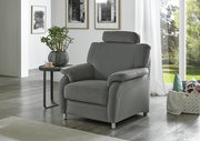 Grauer Sessel mit Kopfstütze in einem modernen Wohnzimmer, seitliche Perspektive