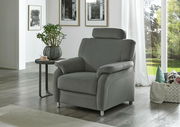 Grauer Sessel mit Kopfstütze in einem modernen Wohnzimmer, seitliche Perspektive