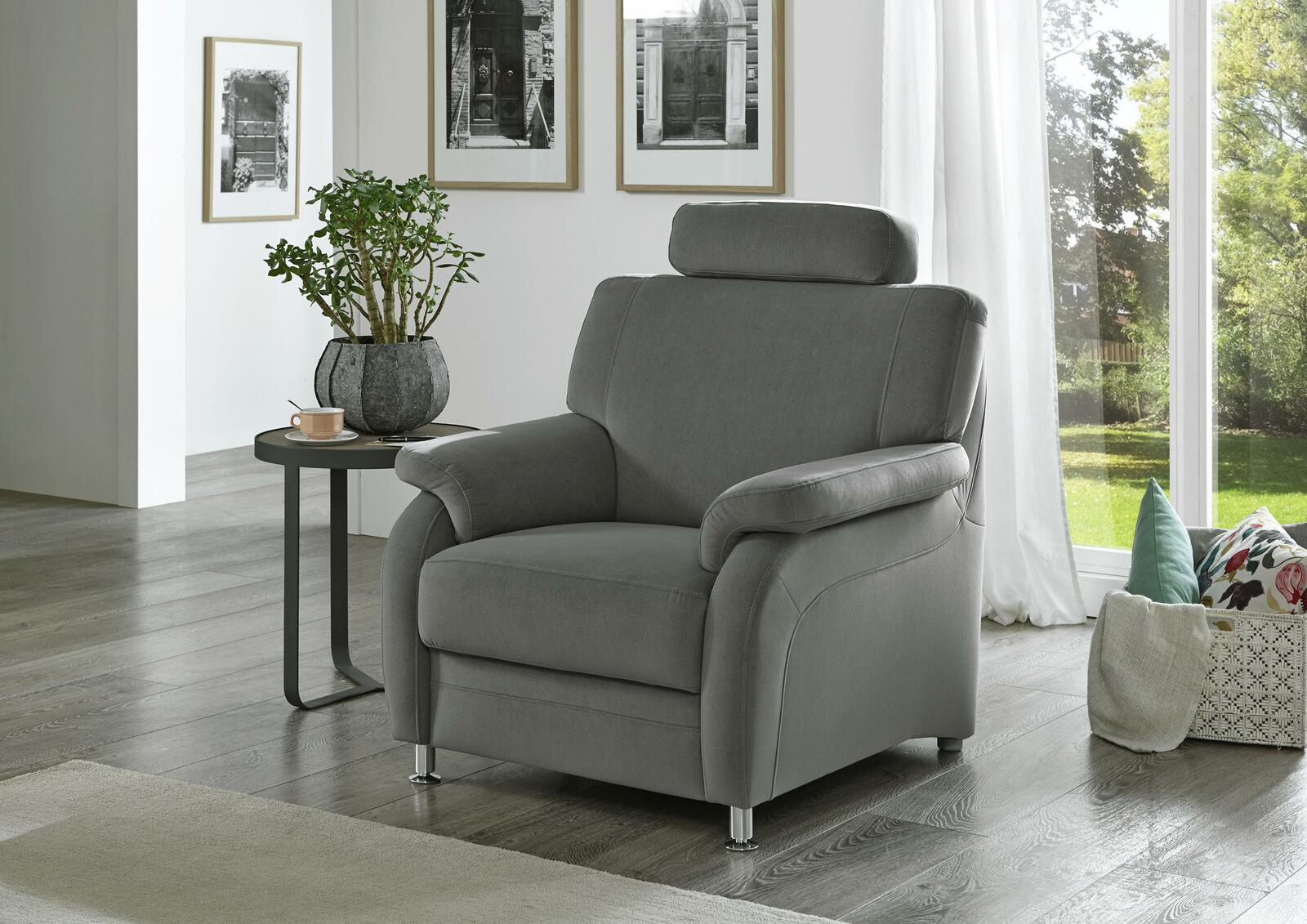 Grauer Sessel mit Kopfstütze in einem modernen Wohnzimmer, seitliche Perspektive