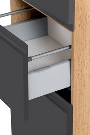 Nahaufnahme eines Midischranks mit geöffneter Schublade, Holz- und dunklen Fronten, seitliche Perspektive