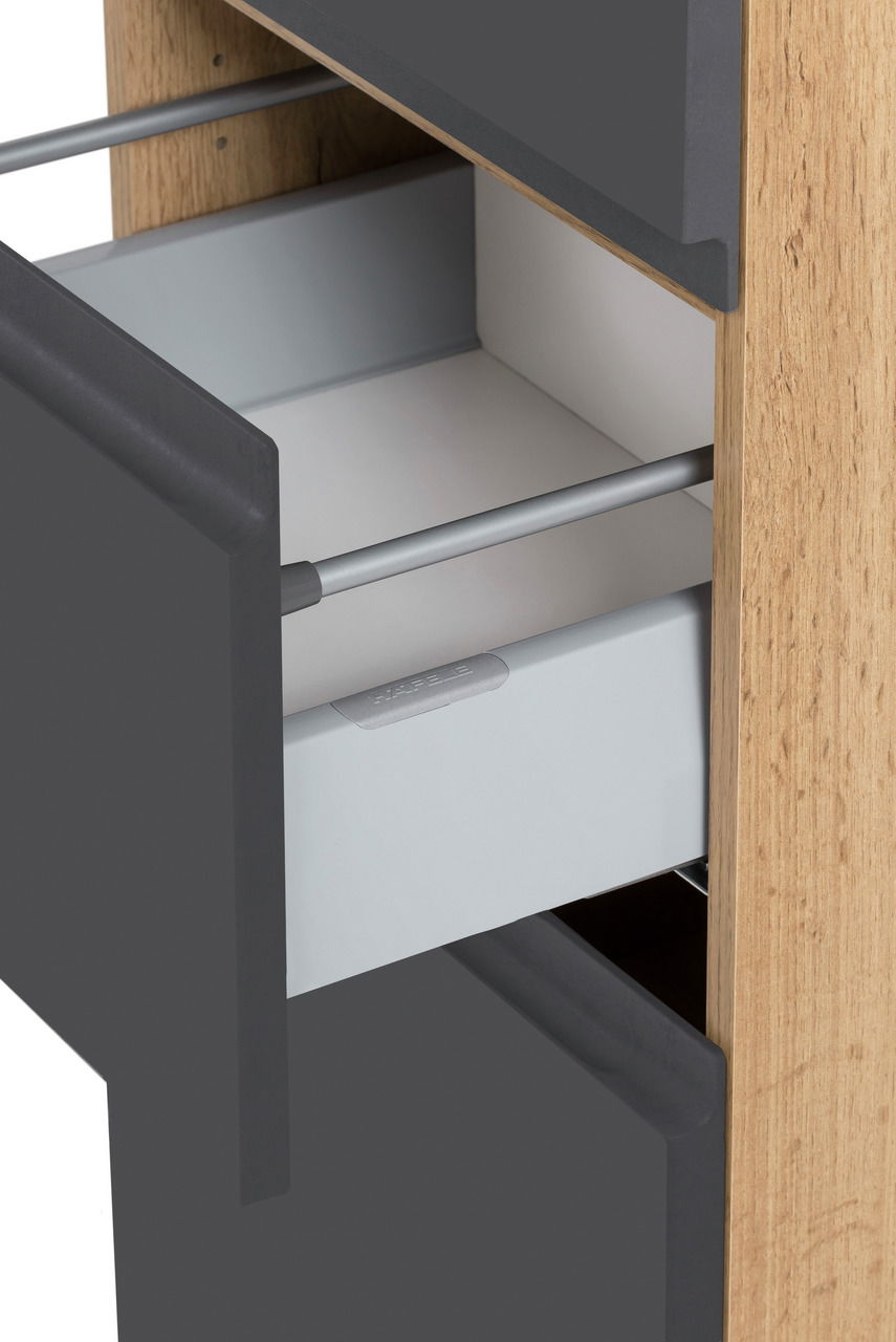 Nahaufnahme eines Midischranks mit geöffneter Schublade, Holz- und dunklen Fronten, seitliche Perspektive