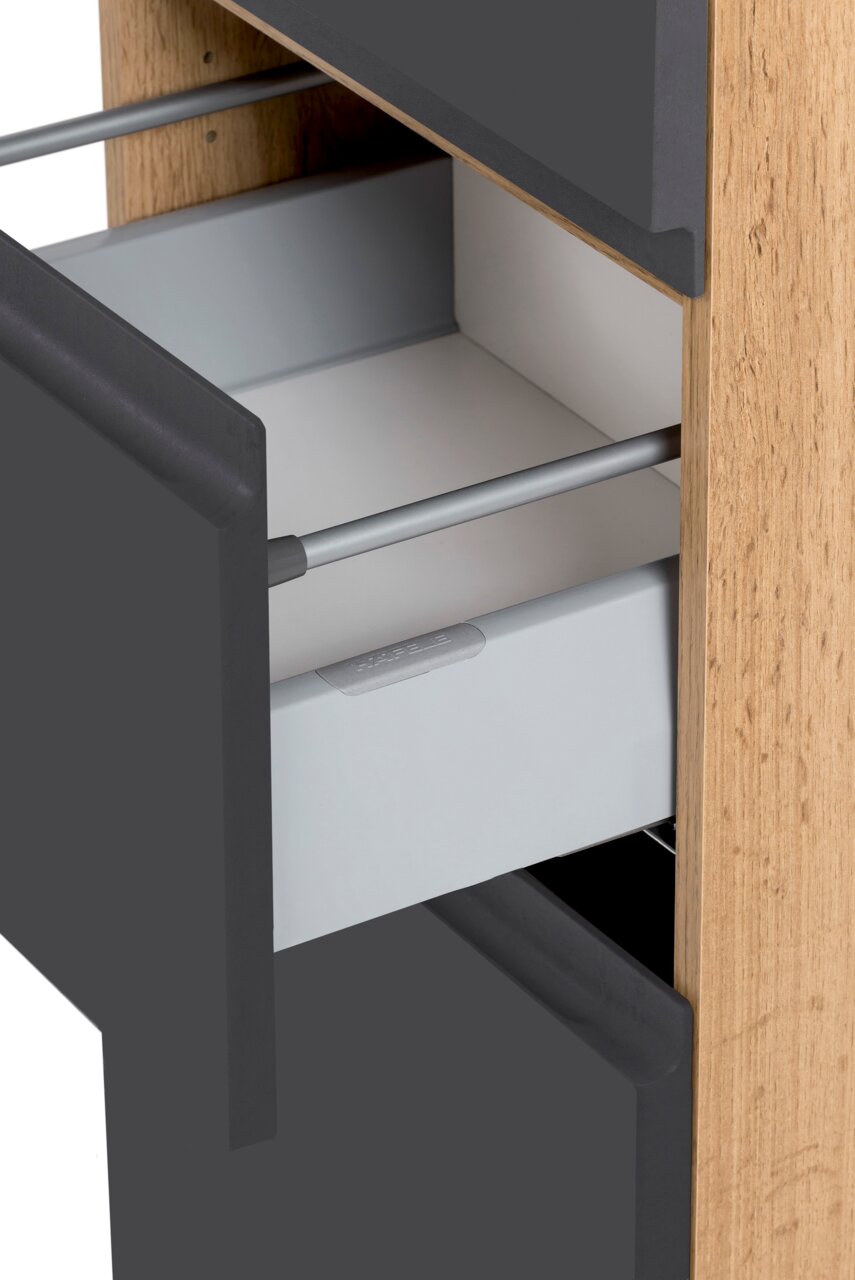 Nahaufnahme eines Midischranks mit geöffneter Schublade, Holz- und dunklen Fronten, seitliche Perspektive