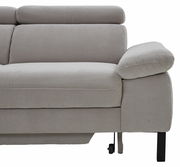 Graue Eckgarnitur mit geripptem Stoffbezug, seitliche Perspektive auf Armlehne und Rückenlehne.