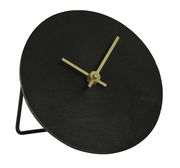 Moderne schwarze Tischuhr mit goldenen Zeigern, seitliche Perspektive