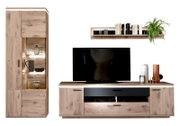 Wandmeubel in modern design met een lichte houtlook, voorzien van een vitrinekast met ledverlichting, een tv-lowboard met zwarte accenten en een wandplank; vooraanzicht