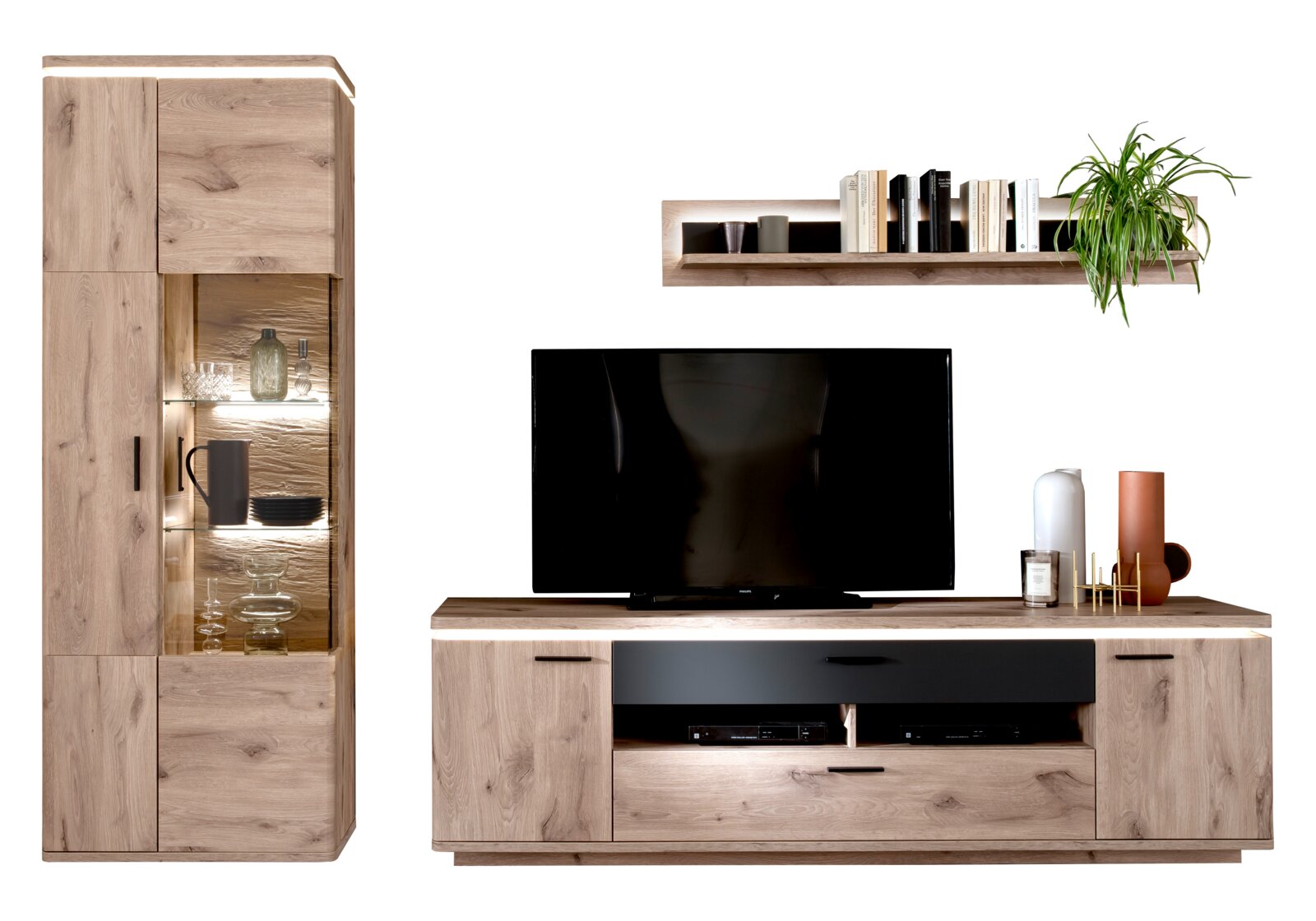 Wandmeubel in modern design met een lichte houtlook, voorzien van een vitrinekast met ledverlichting, een tv-lowboard met zwarte accenten en een wandplank; vooraanzicht