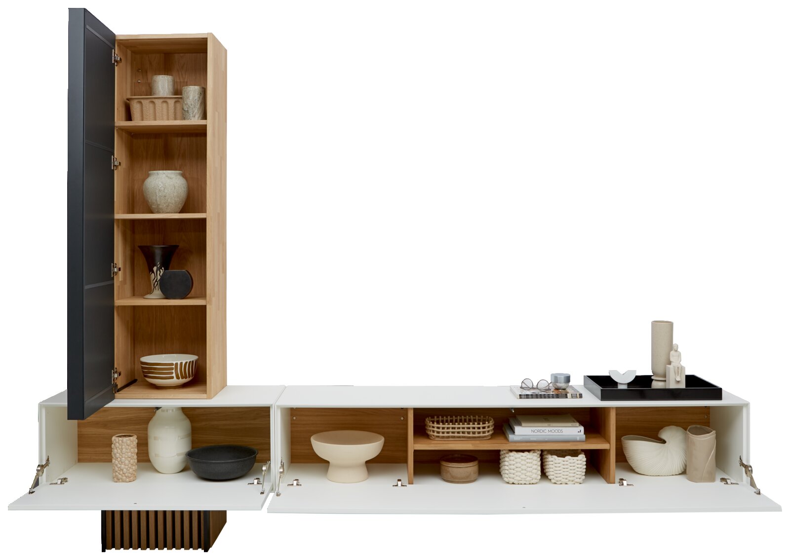 Moderne wandcombinatie met open en gesloten vakken, gevuld met decoratieve voorwerpen, gezien vanuit een vooraanzicht.