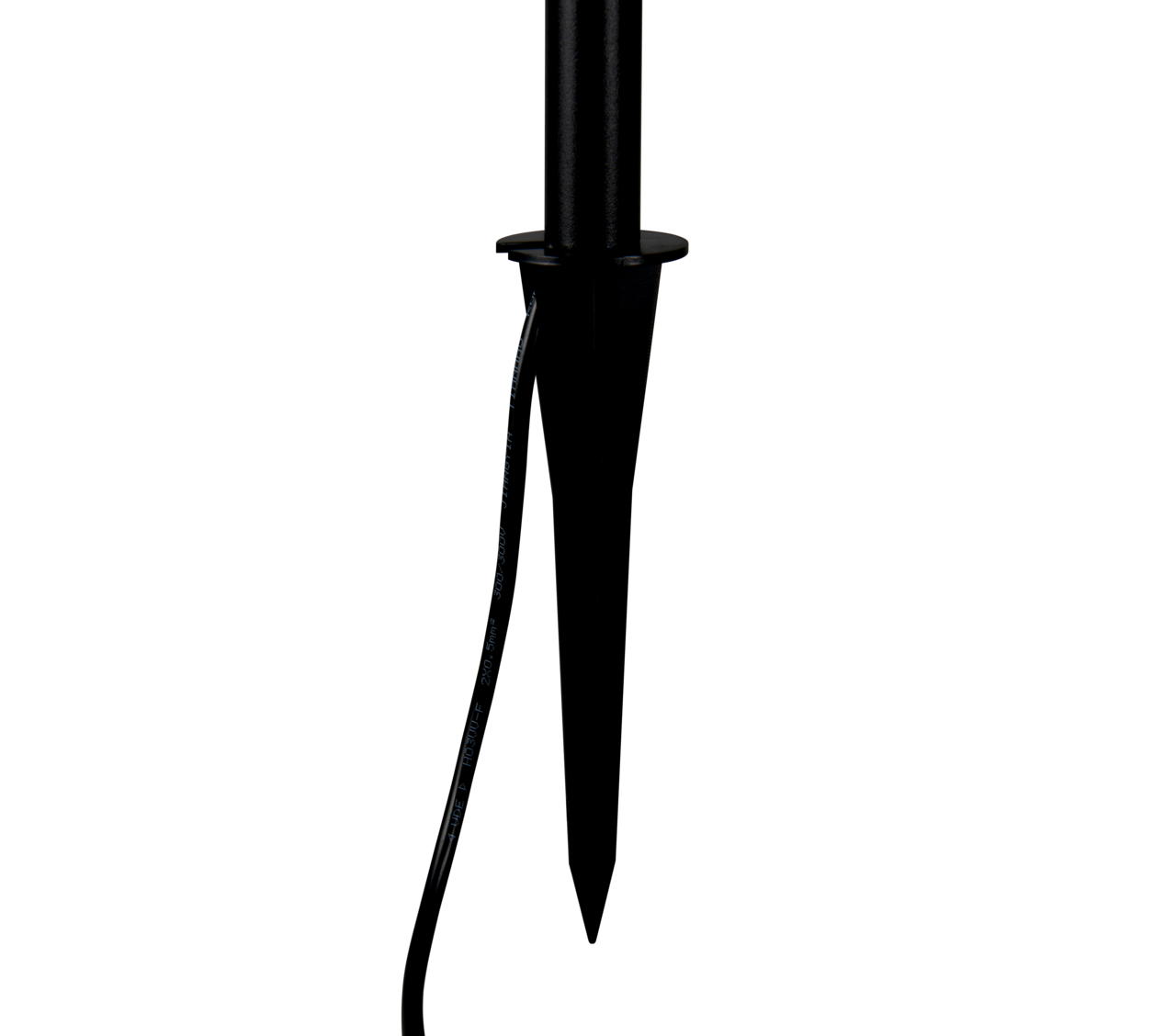 Nahaufnahme einer schwarzen LED-Gartenleuchte mit Erdspieß und Kabel, seitliche Perspektive