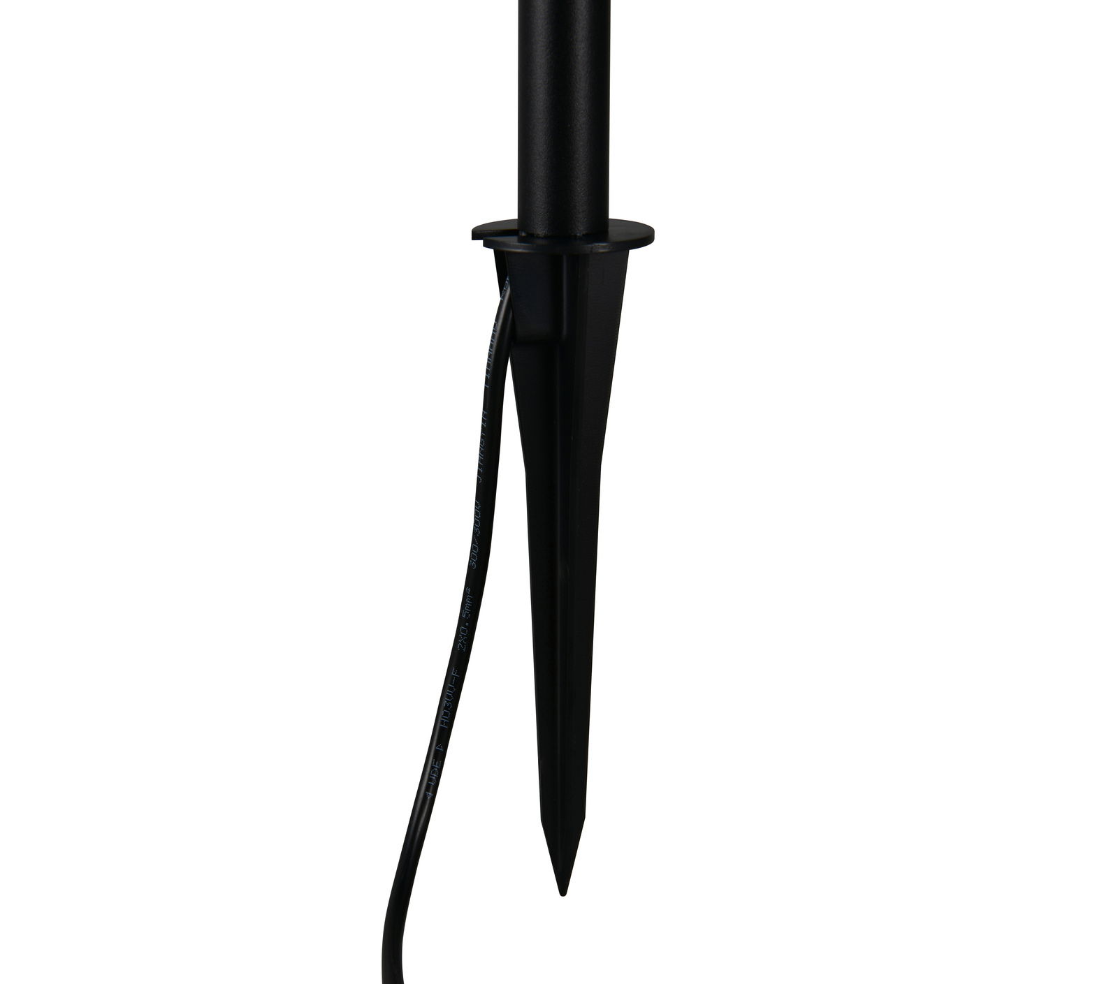 Nahaufnahme einer schwarzen LED-Gartenleuchte mit Erdspieß und Kabel, seitliche Perspektive