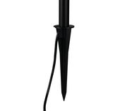 Nahaufnahme einer schwarzen LED-Gartenleuchte mit Erdspieß und Kabel, seitliche Perspektive