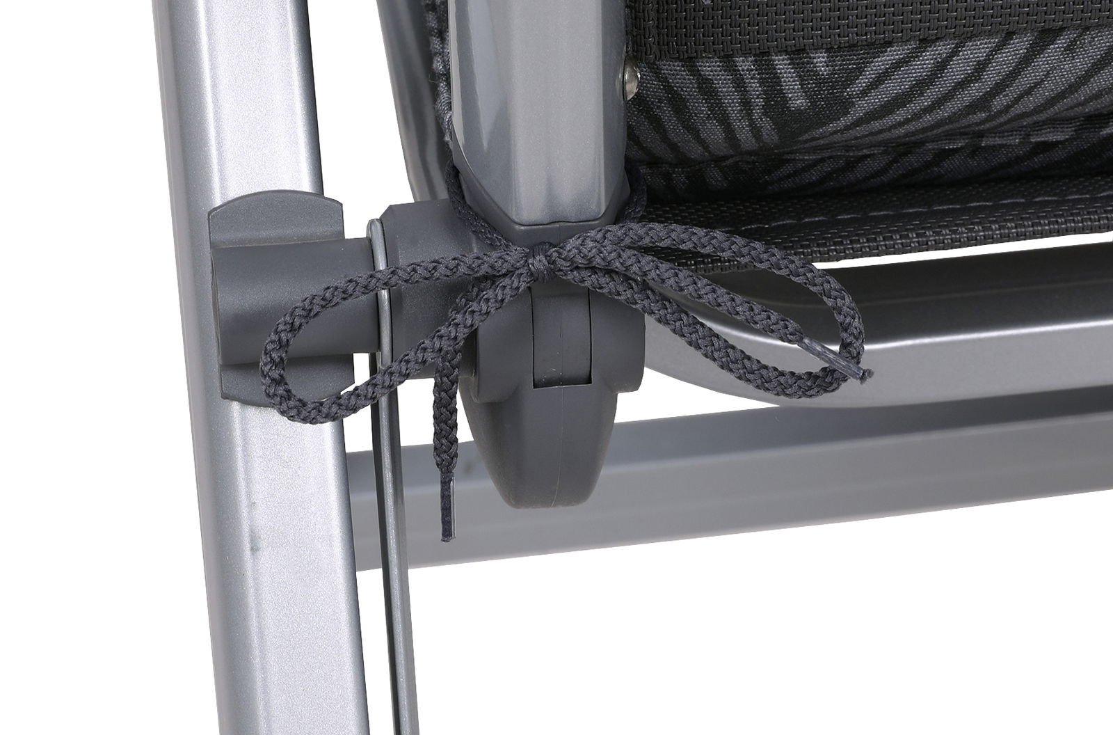 Nahaufnahme eines Sessels mit grauem Gestell und schwarzer Kordel zur Befestigung der Auflage.