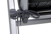 Nahaufnahme eines Sessels mit grauem Gestell und schwarzer Kordel zur Befestigung der Auflage.