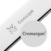 Nahaufnahme eines Kinderbestecks aus Cromargan Edelstahl mit WMF-Logo, seitliche Perspektive