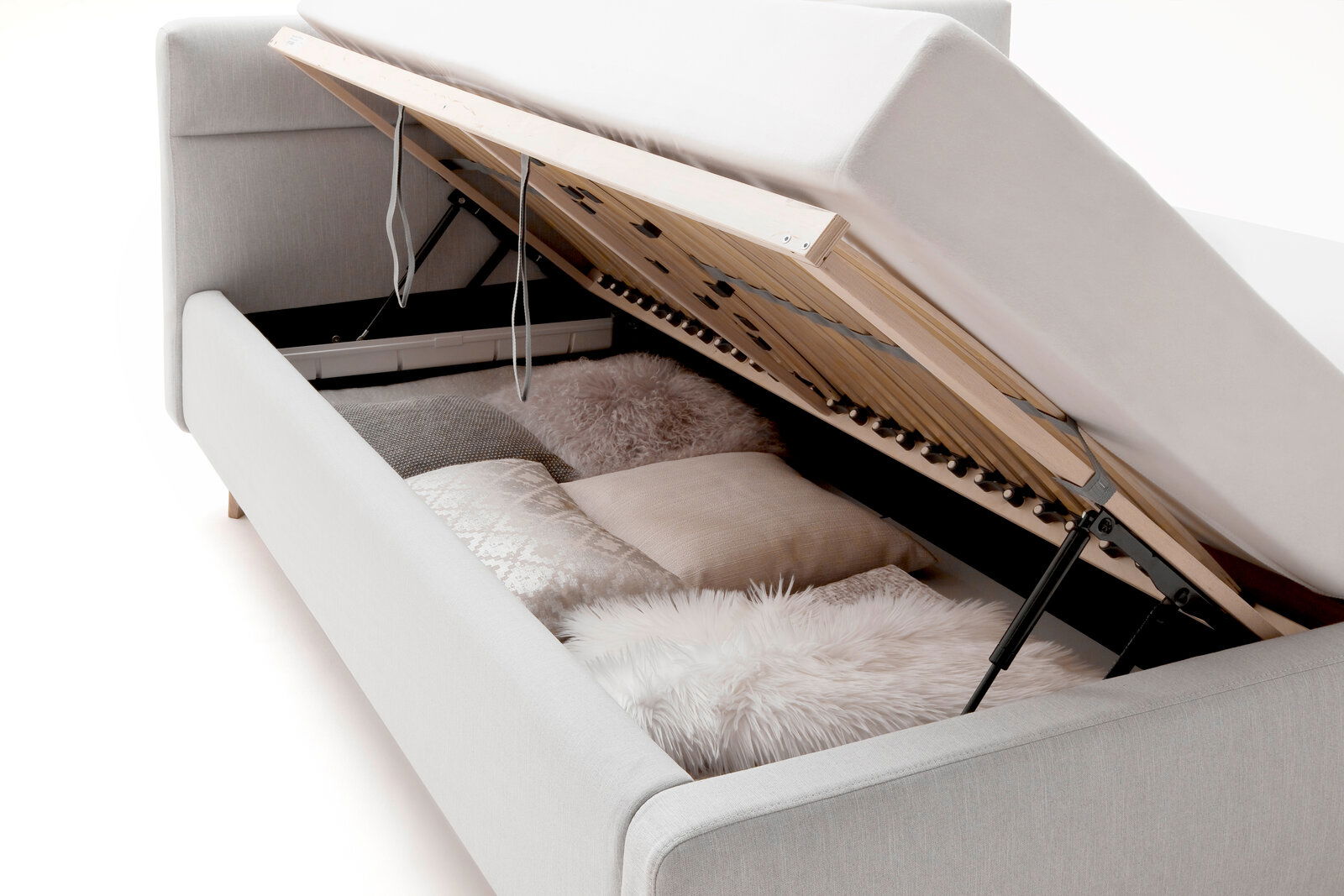 Polsterbett mit hochgeklappter Matratze und Stauraum, seitliche Perspektive