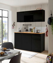 Moderne Single-Küche in schwarzem Design mit Holzarbeitsplatte, fotografiert aus einer leicht seitlichen Perspektive.