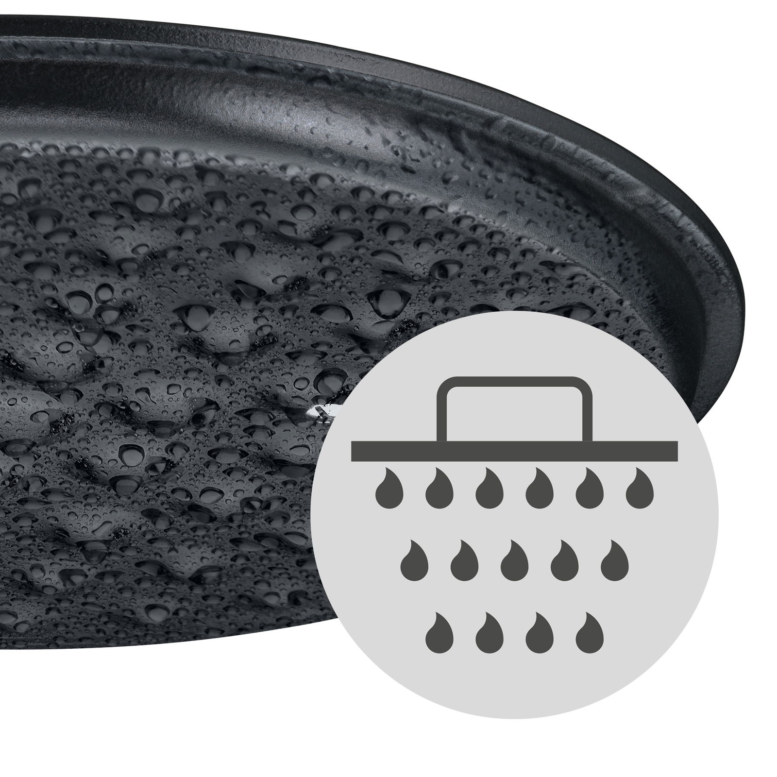 Nahaufnahme eines WMF Flavour ovalen Bräters 33x26cm mit Wassertropfen auf der Oberfläche und einem Symbol für gleichmäßige Feuchtigkeitsverteilung.