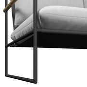 Nahaufnahme eines Gartenlounge-Sets mit grauem Kissen und schwarzem Metallrahmen, seitliche Perspektive.