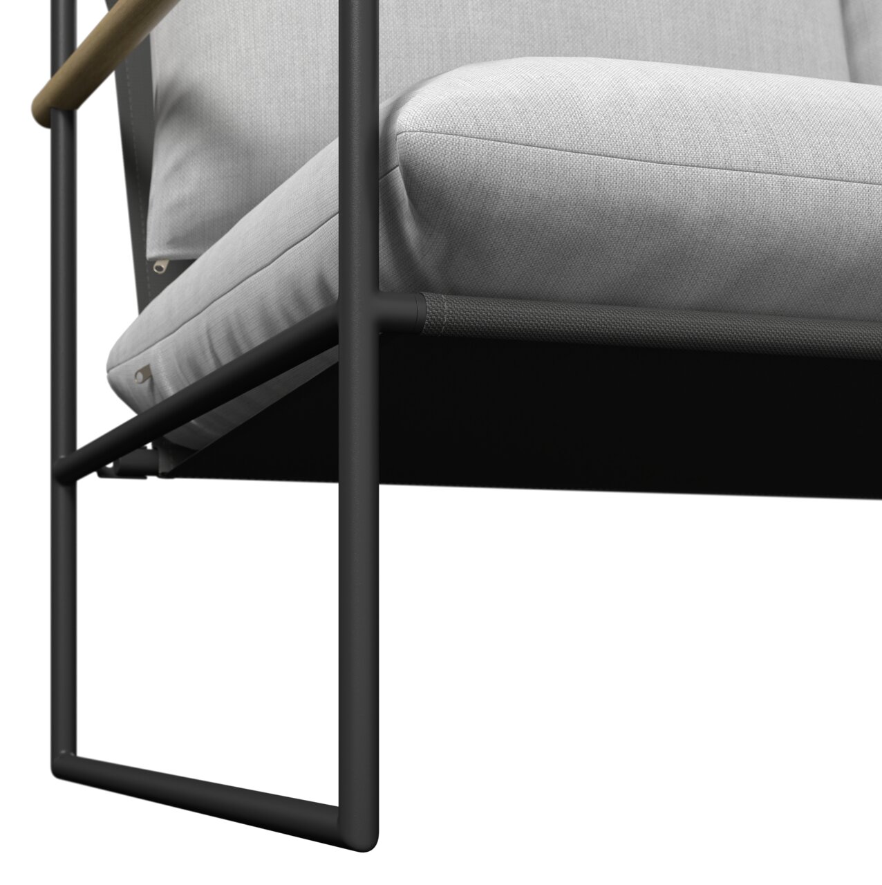 Nahaufnahme eines Gartenlounge-Sets mit grauem Kissen und schwarzem Metallrahmen, seitliche Perspektive.