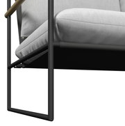 Nahaufnahme eines Gartenlounge-Sets mit grauem Kissen und schwarzem Metallrahmen, seitliche Perspektive.