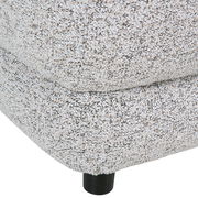 Nahaufnahme eines Big-Sofas mit strukturiertem Stoffbezug und schwarzem Fuß, seitliche Perspektive.