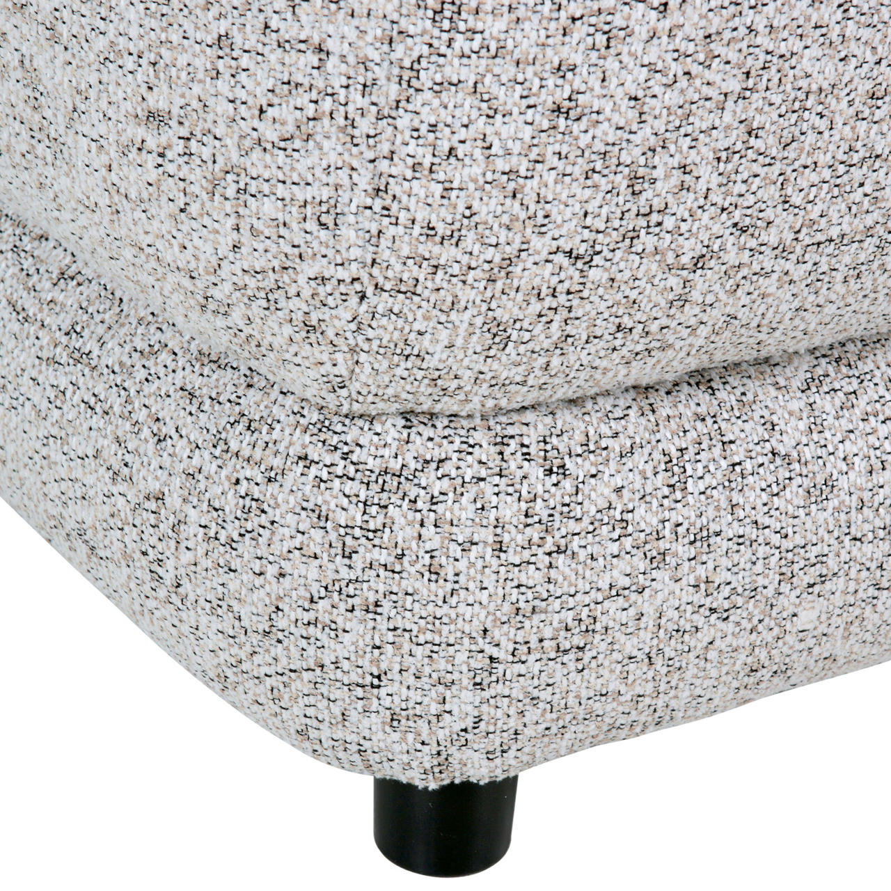 Nahaufnahme eines Big-Sofas mit strukturiertem Stoffbezug und schwarzem Fuß, seitliche Perspektive.