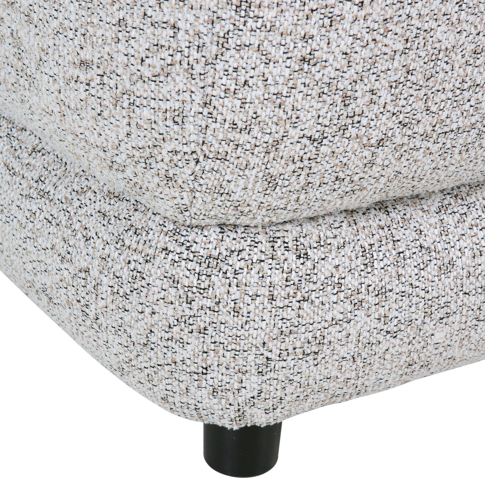 Nahaufnahme eines Big-Sofas mit strukturiertem Stoffbezug und schwarzem Fuß, seitliche Perspektive.