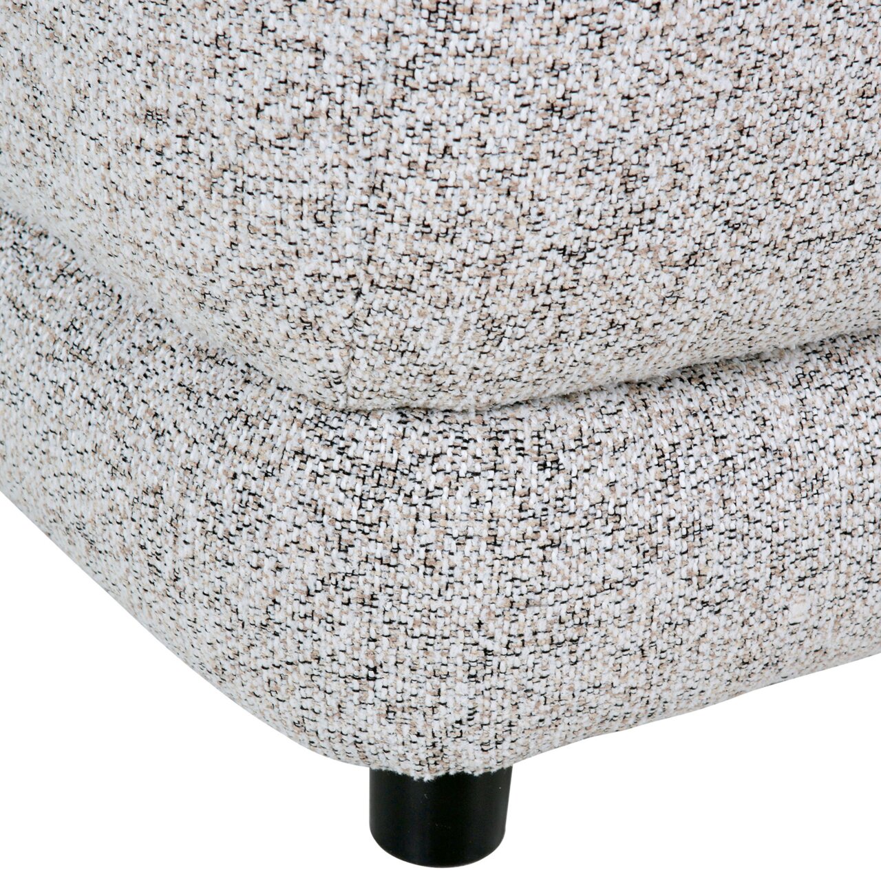 Nahaufnahme eines Big-Sofas mit strukturiertem Stoffbezug und schwarzem Fuß, seitliche Perspektive.