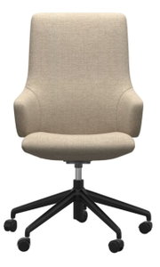 Beige thuiskantoorstoel met armleuningen en een zwart draaivoet, vooraanzicht