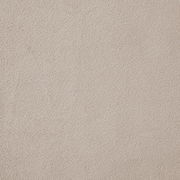 Nahaufnahme einer beigen Stoffoberfläche, möglicherweise Polsterstoff für eine Sitzbank.