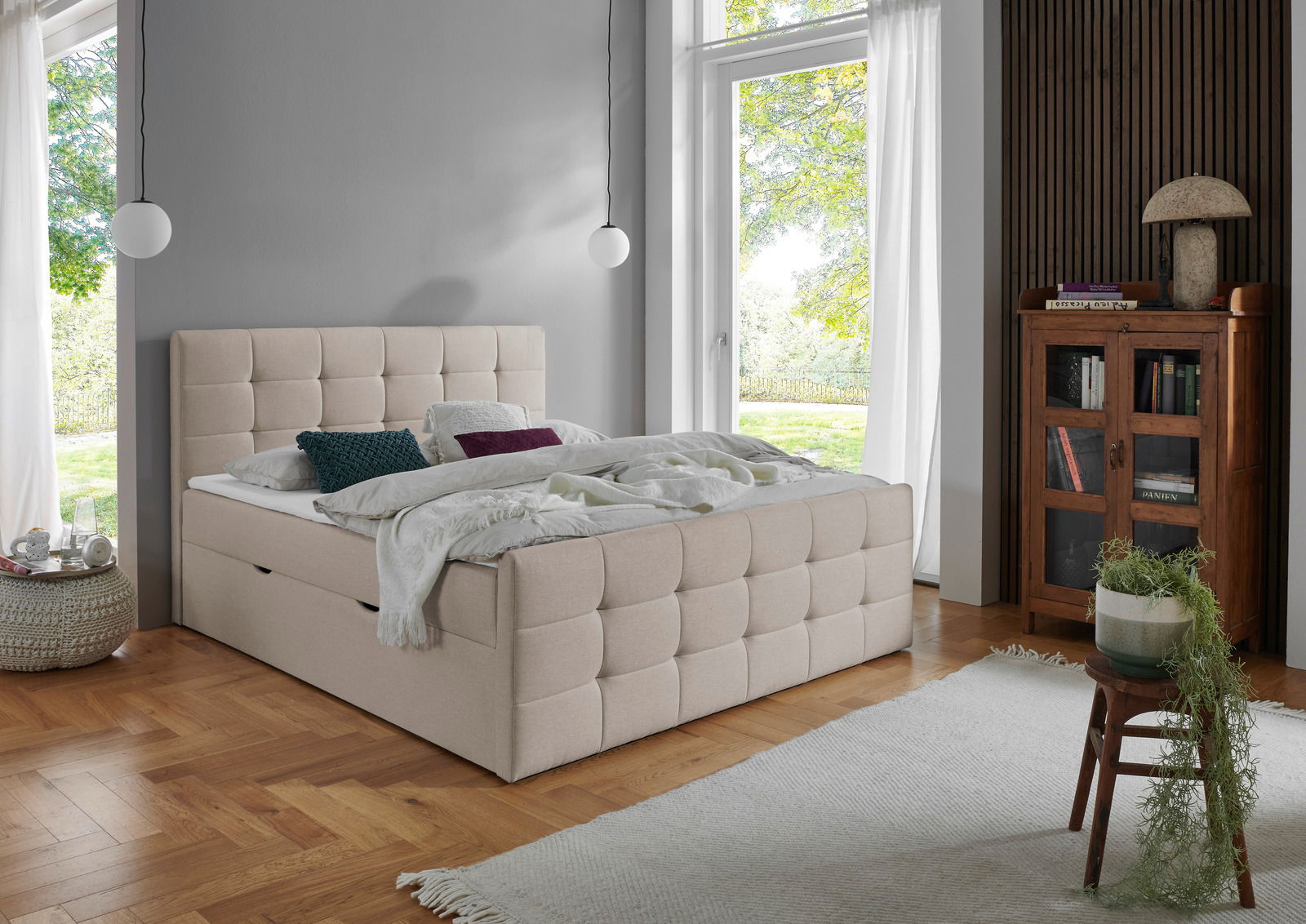 Beiges Boxbett in einem modernen Schlafzimmer, seitliche Perspektive, mit großen Fenstern und Holzboden.