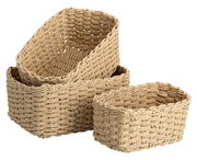 Dreiteiliges Set von Aufbewahrungskörben aus geflochtenem Material, in einer leicht schrägen Perspektive gestapelt.