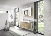 Modern badkamermeubel met houtlook en ingebouwde spiegel, zijaanzicht