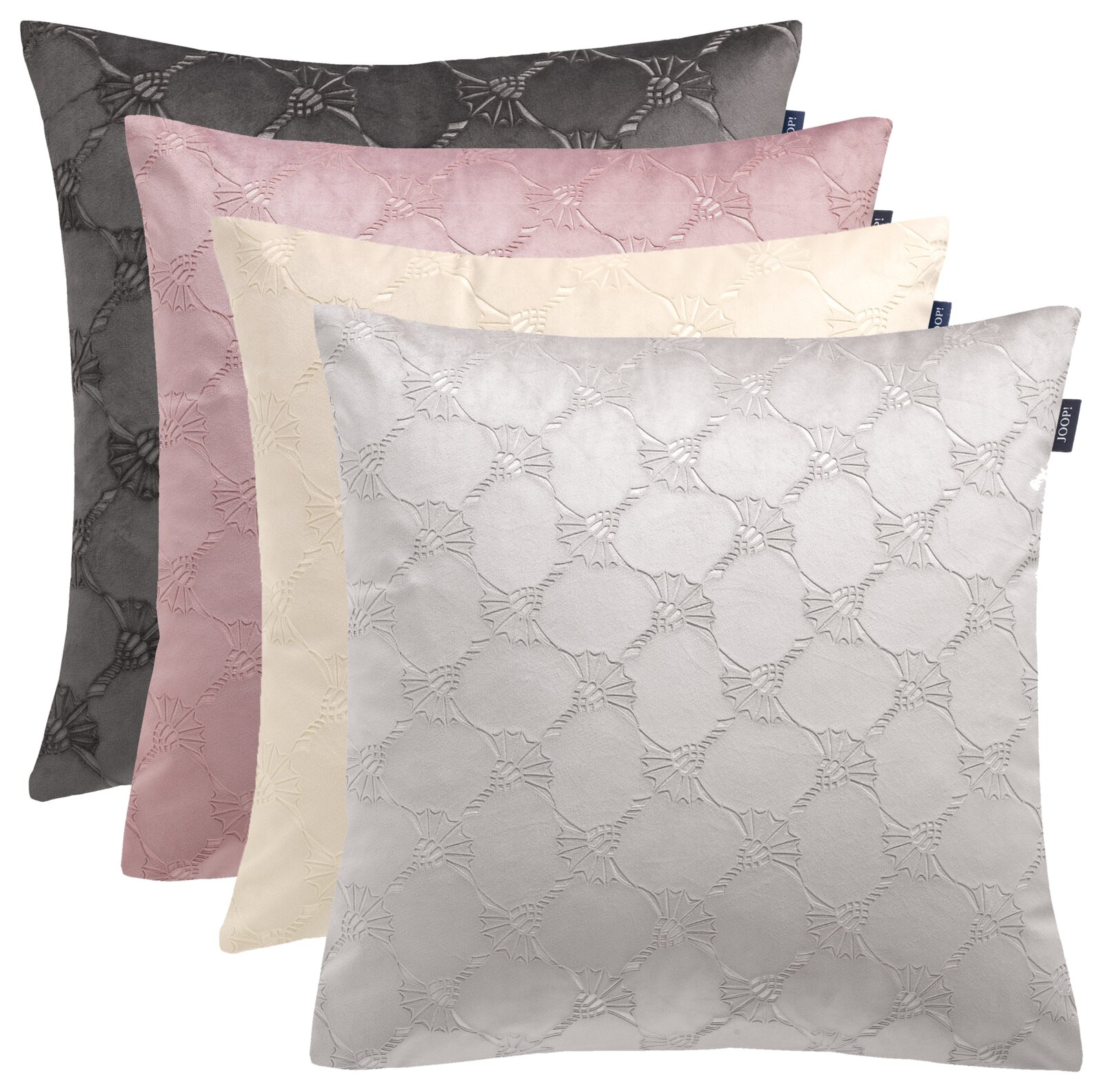 Vier Zierkissenhüllen in verschiedenen Farben (Grau, Rosa, Creme, Hellgrau) mit einem eleganten, gestickten Muster, gestapelt in einer schrägen Perspektive.