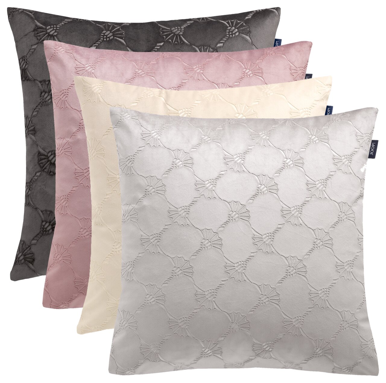 Vier Zierkissenhüllen in verschiedenen Farben (Grau, Rosa, Creme, Hellgrau) mit einem eleganten, gestickten Muster, gestapelt in einer schrägen Perspektive.