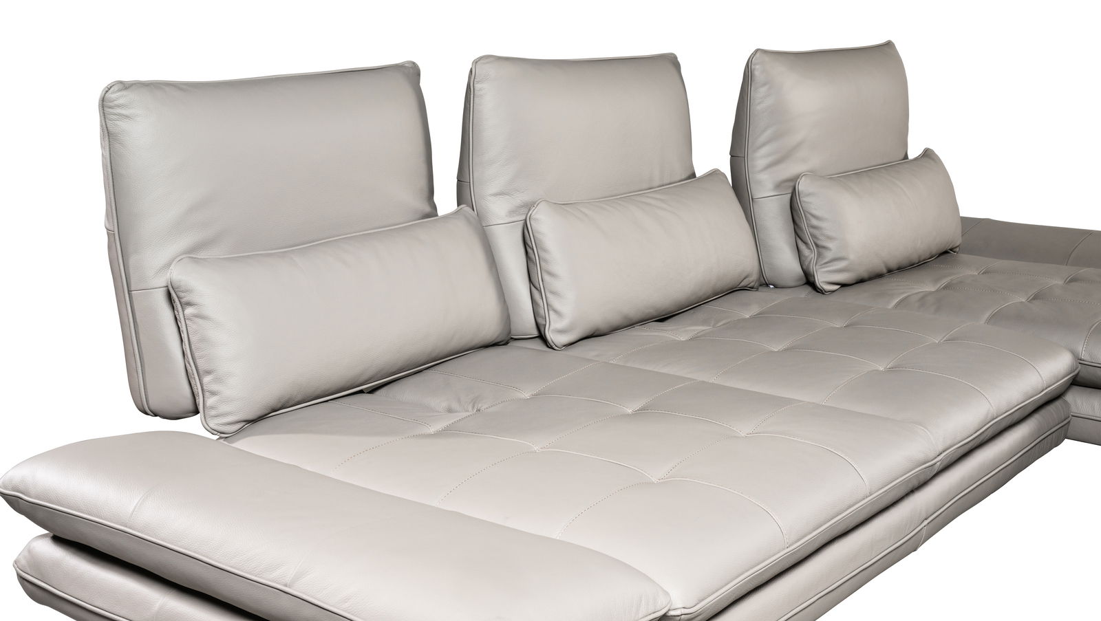 Beige Longchairkombination aus Leder mit drei Rückenkissen und zwei Nackenrollen, seitliche Perspektive