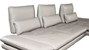 Beige Longchairkombination aus Leder mit drei Rückenkissen und zwei Nackenrollen, seitliche Perspektive