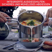 Topfset Nordica in Aktion, Milch wird aus einem Topf in eine Schüssel gegossen, seitliche Perspektive.