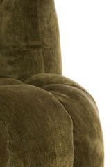 Nahaufnahme eines grünen Sessels mit weicher, gepolsterter Oberfläche, seitliche Perspektive