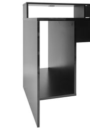 Nahaufnahme eines schwarzen Gaming-Schreibtischs aus seitlicher Perspektive, zeigt die robuste Konstruktion und das moderne Design.