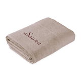 Beigefarbenes Saunatuch mit roter Stickerei 'Sauna', gefaltet und von der Seite fotografiert.