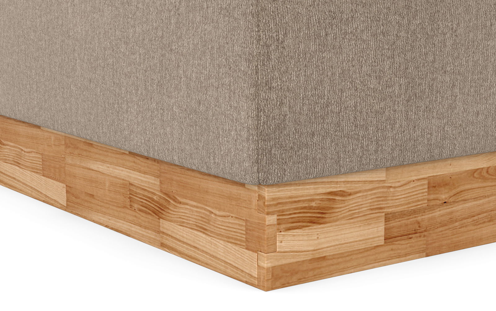 Nahaufnahme eines Polsterbettes mit hellbraunem Stoffbezug und Holzfuß, seitliche Perspektive.