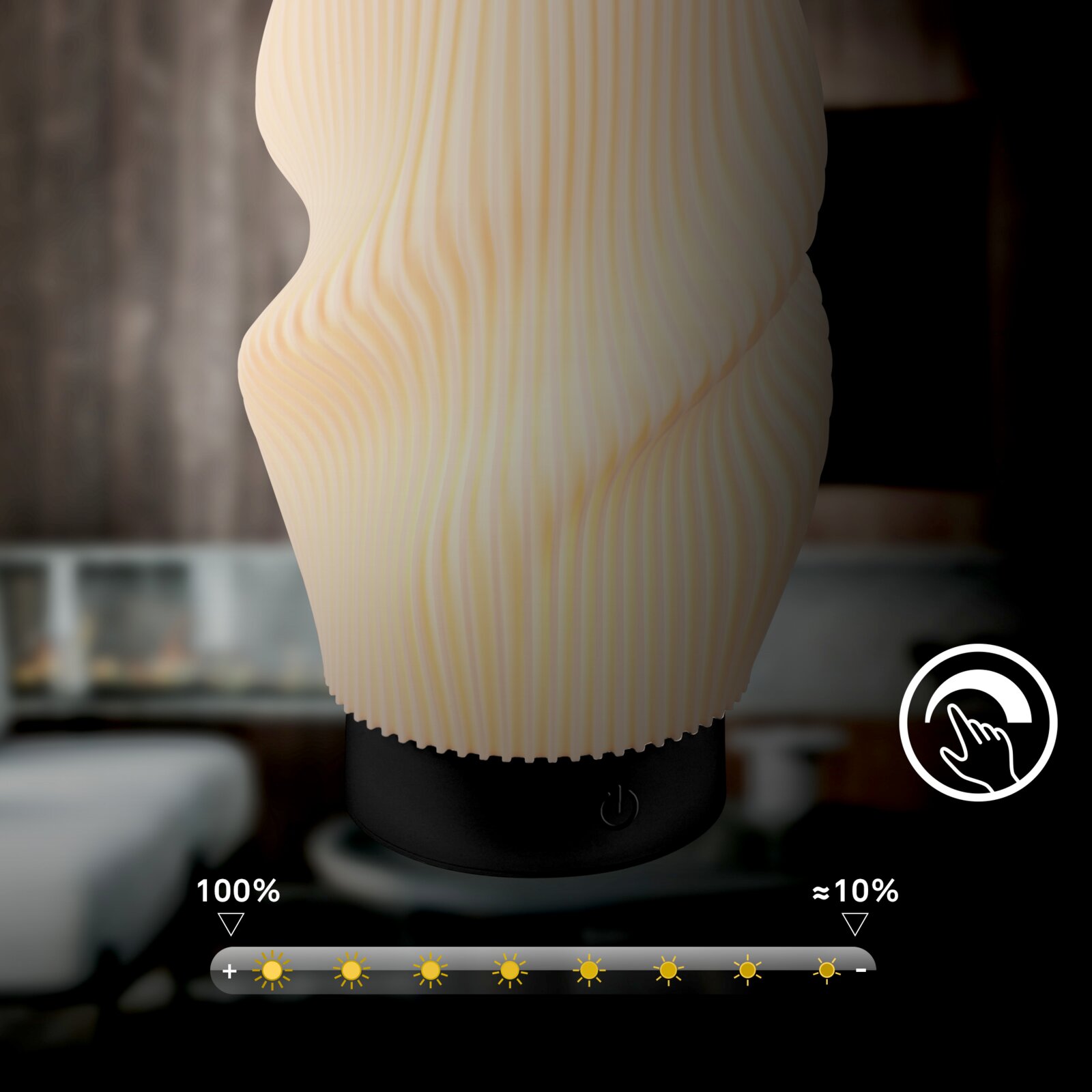 Nahaufnahme einer modernen Tischlampe mit geriffeltem, spiralförmigem Lampenschirm in Cremeweiß auf schwarzem Sockel mit Power-Taste, Frontansicht