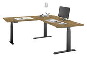 Moderner höhenverstellbarer E-Eckschreibtisch aus Holz mit schwarzem Metallgestell, ausgestattet mit Monitor, Tastatur, Maus und Schreibtischlampe, seitliche Perspektive.