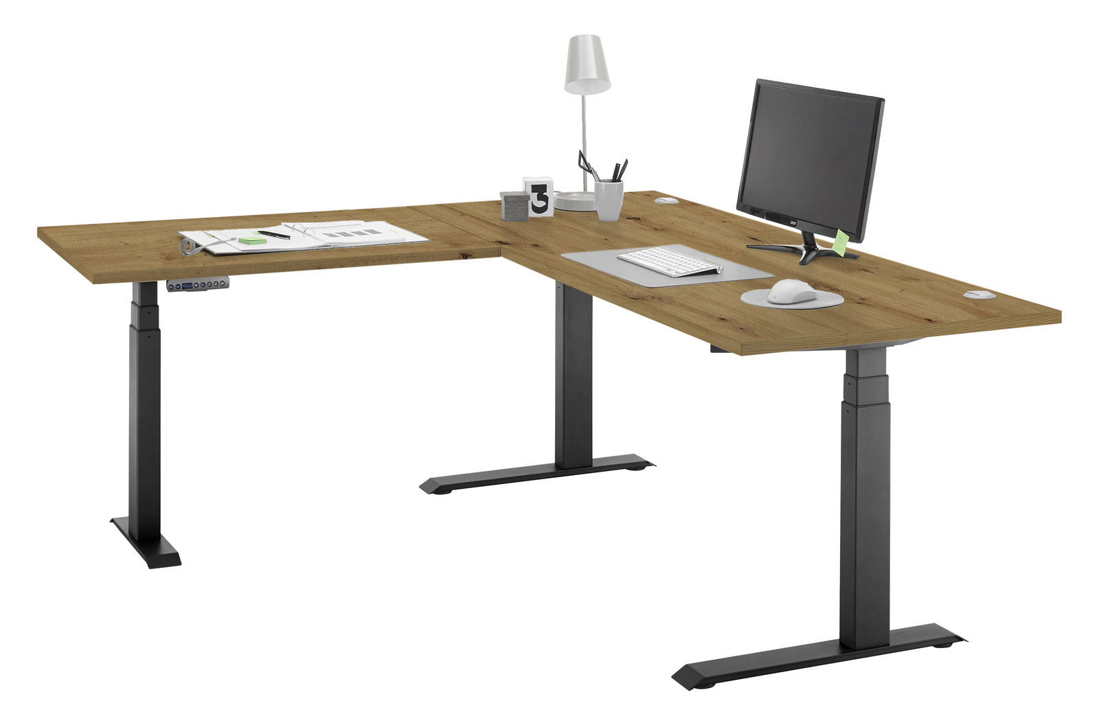 Moderner höhenverstellbarer E-Eckschreibtisch aus Holz mit schwarzem Metallgestell, ausgestattet mit Monitor, Tastatur, Maus und Schreibtischlampe, seitliche Perspektive.