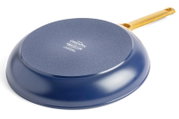 Blauwe pan met goudkleurig handvat, gezien van onderaf